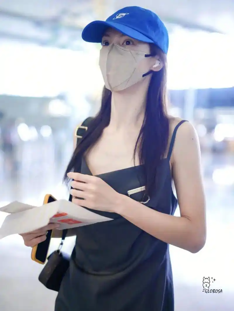 "孤独一掷"金晨现身机场日常穿搭.#电影孤注一掷 #时尚穿搭 - 抖音