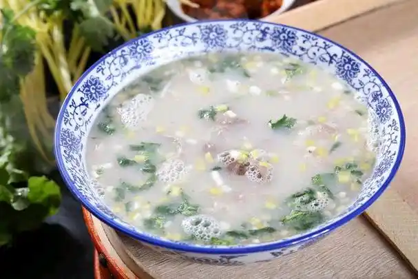 莱芜羊汤是山东省济南市莱芜区的特色美食,属于清真食品,在当地非常受