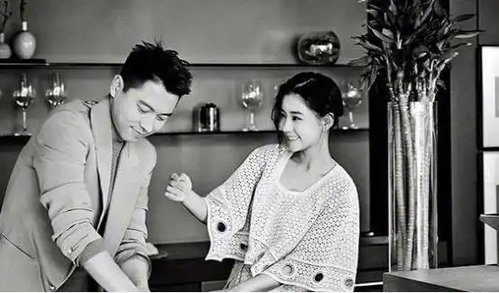 带你看看王雷住的豪宅,家里吉他就好几把,经常跟老婆运动健身