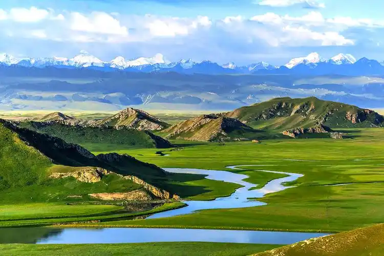 巴音布鲁克草原,位于新疆巴音郭楞蒙古自治州和静县西北,天山山脉中部