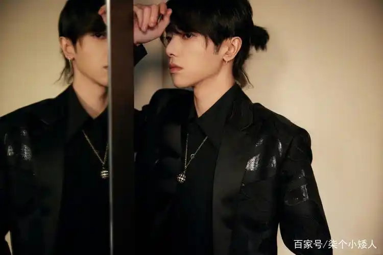 华晨宇扎小辫尽显俏皮优雅,升级当爸少年感依旧