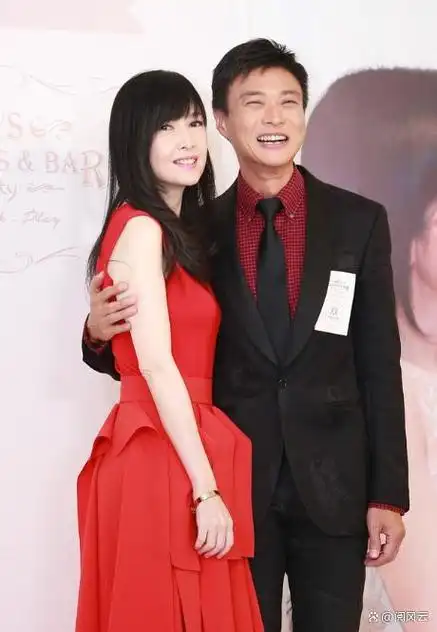 现年55岁的「玉女掌门人」周慧敏 (vivian) 于2009年与老公倪震结婚