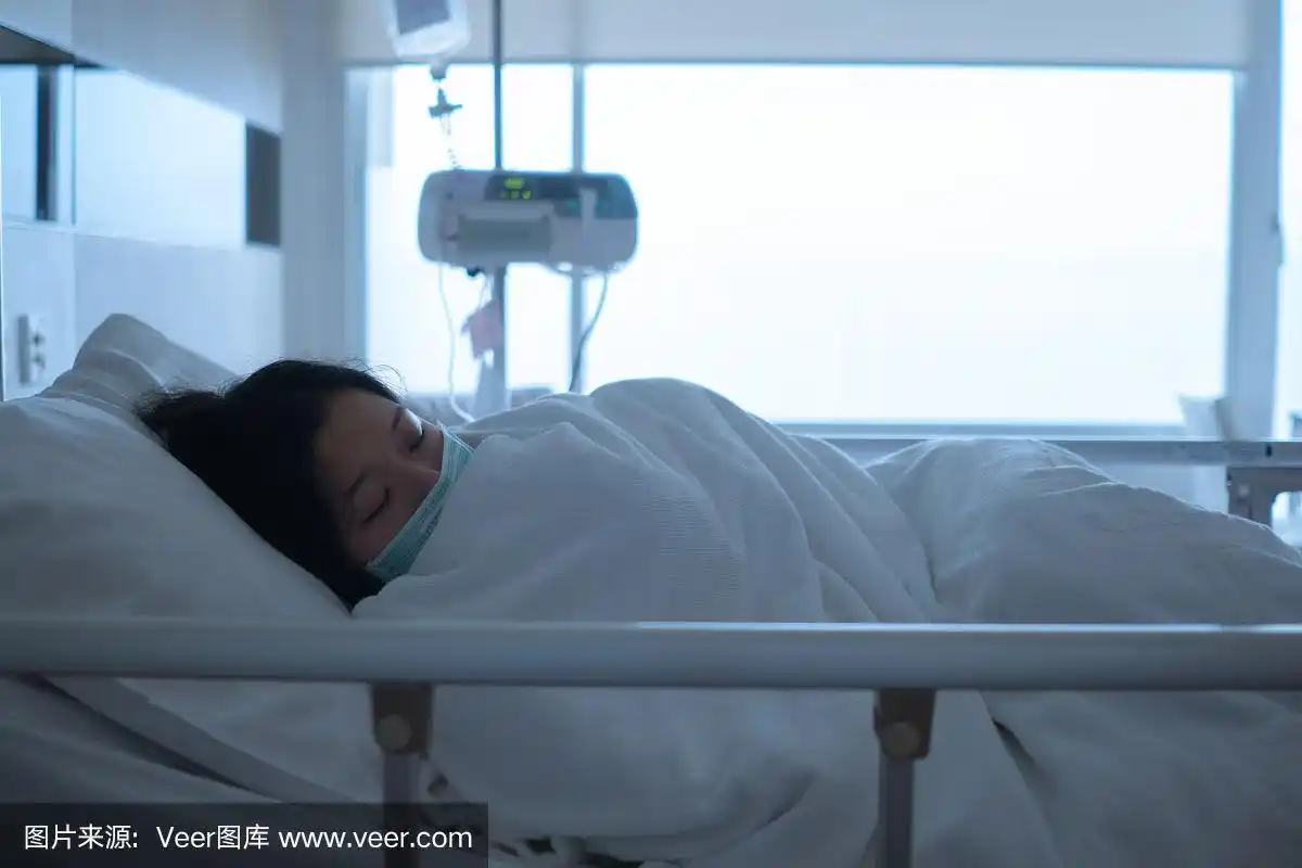 亚洲女性病人睡在医院的床上,以恢复疾病,保健和医疗的概念-形象