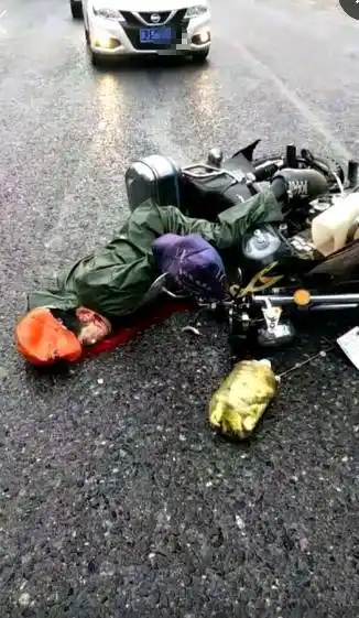 惨!萍乡发生一起车祸,男子头部被货车压扁