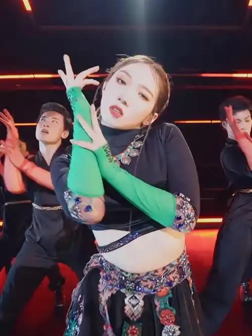 孟美岐这腰太会扭,《复苏》燃炸,一个眼神比狐狸精还撩丨舞蹈生