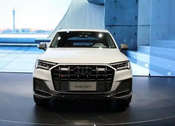 今天要说的新车是奥迪的一款中大型suv车型,它就是奥迪sq7暗夜骑士版.