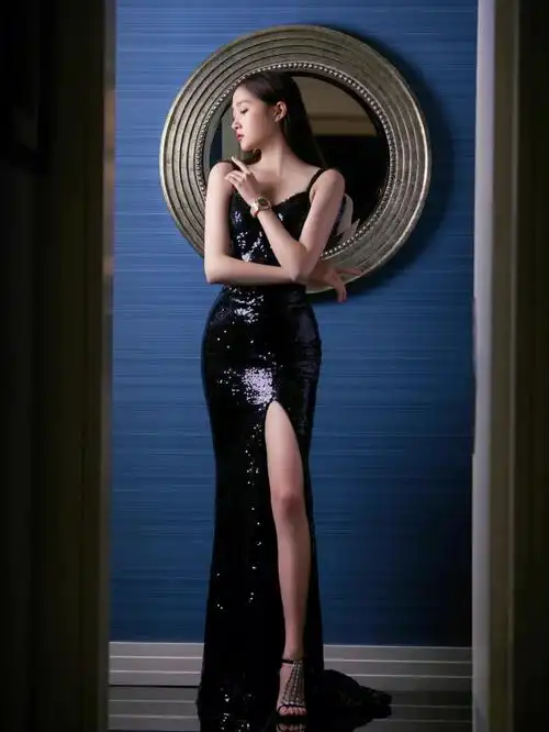 选对礼服的关晓彤美出天际🖤