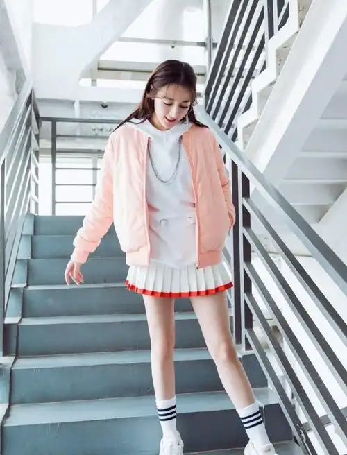 迪丽热巴扮起校园女神,白色卫衣搭配"学生裙",回头率十足