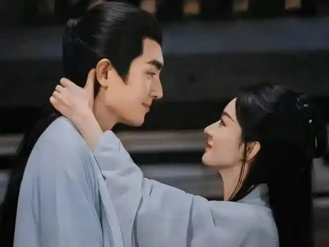 《与凤行》热浪来袭:赵丽颖林更新吻戏曝光,张碧晨主题曲再掀情感高潮