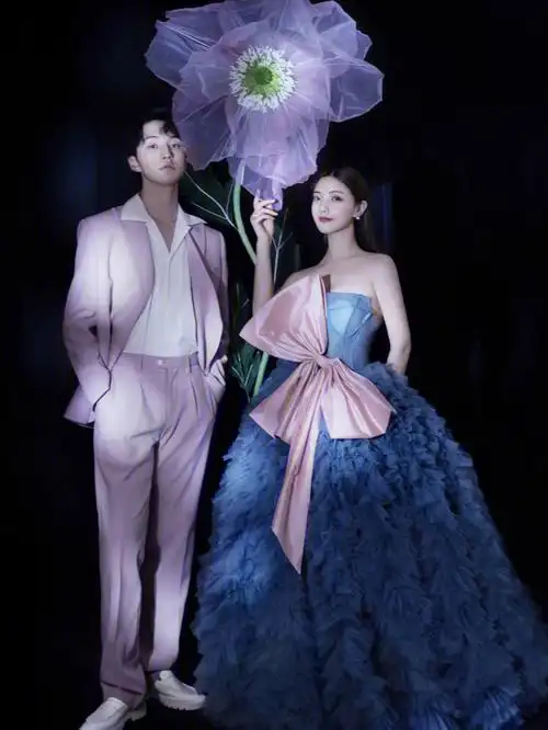 摄影师啊河一此组婚纱照灵感来源于:孙郡大师给赵丽颖量身定制的一组