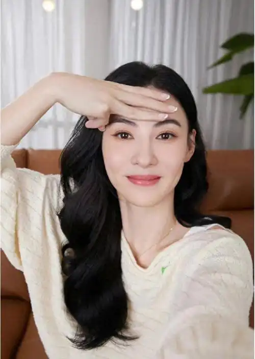 43岁张柏芝素颜坐飞机认不出脸型消瘦骨感明显气质迷人显年轻