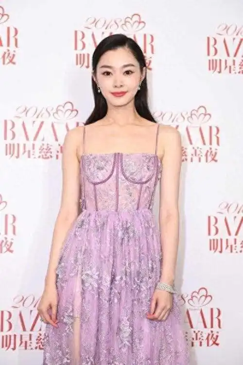 宋轶虽然不丰满穿吊带连衣裙却勒出副乳不过开高叉还是很性感