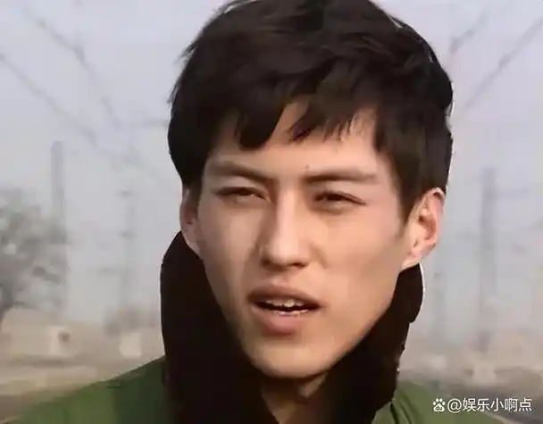 其实,靳东并非不愿考试,而是因为他缺乏专业训练的经历,对自己是否能