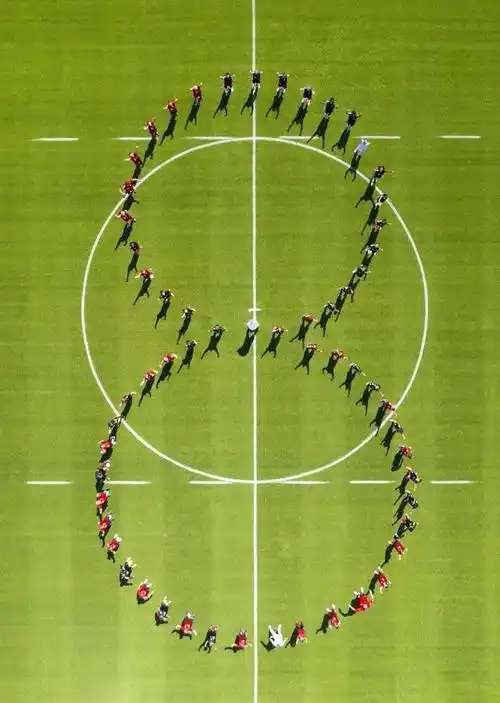 庆祝德甲八连冠,拜仁在训练场摆出"8字"队形