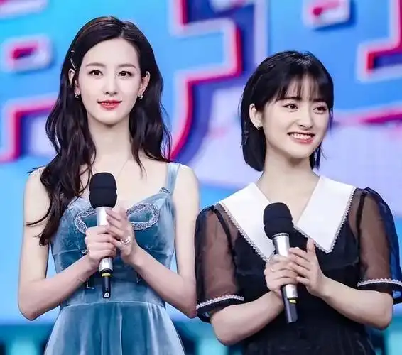 鞠婧祎关晓彤黑色礼服 鞠婧祎踩高跷片约不断(29)