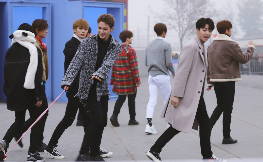 百分九合体上班,朱正廷三人却集体换头像,粉丝:乐华搞事情