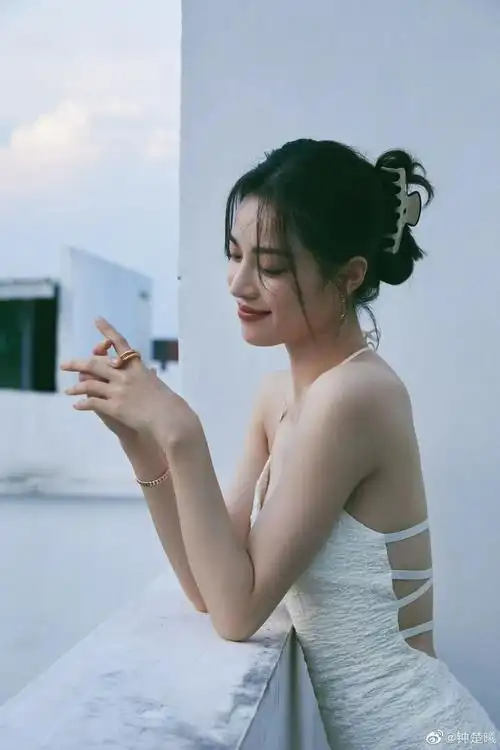 接演了《解放:终局营救》《神探蒲松龄》《八月未央》等影视剧,她的