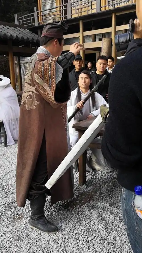 我家宠物成精了#拍戏幕后花絮,电视剧里被剑打飞是这样拍的