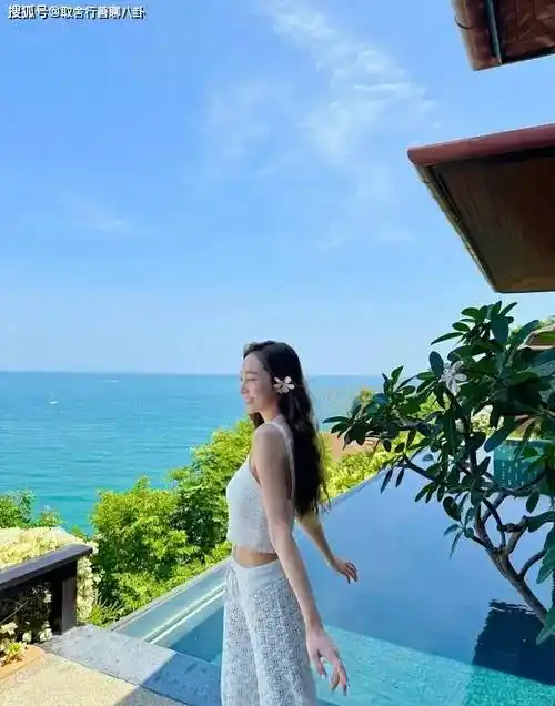 原创郑秀妍晒度假美图穿黑色连体泳衣戴草帽双腿修长身材比例绝佳