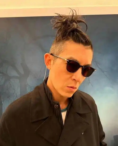 今年已经43岁的陈冠希状态保持得挺好的无论是潮流的丸子头扎发发型