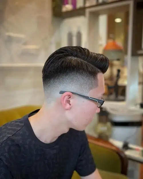 30岁以上的男士,选择发型一般要体现出自己稳重时尚的一面,绅士二八分