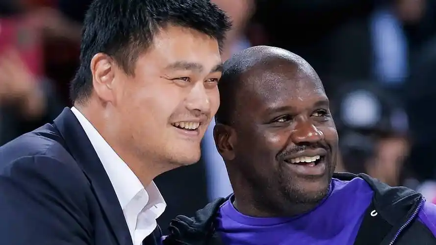 不知道现在的姚明和奥尼尔谁更重,但当两人都在nba打球时很明显是