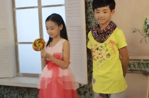 易烊千玺哥哥送贺美琦棒棒糖,这也是小朋友最爱,美好画面.