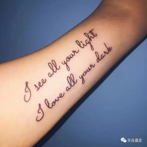 这个刺青本身没什么意义,仅仅代表"释放"第一个纹身是一朵花,有人说像