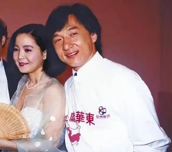 成龙女子林凤娇:年轻时美貌比肩林青霞,如今70岁依旧优雅迷人_家庭