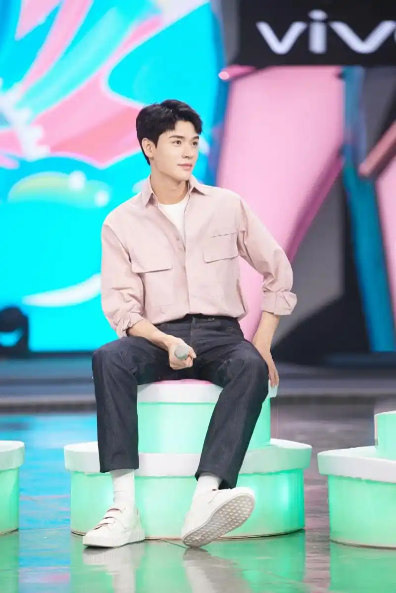 龚俊新闻210403把好看的图掌握在自己手里龚俊发图看你去看快乐大本营