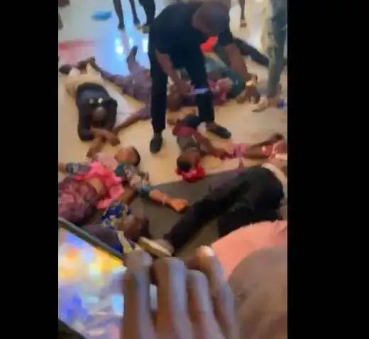 恐怖50死上千人的教堂突遭枪击爆炸尸体满地现场超血腥小孩老人当场