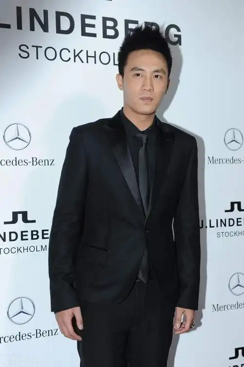 39岁杜淳官宣结婚!晒结婚证却不公开妻子身份 这操作看不懂