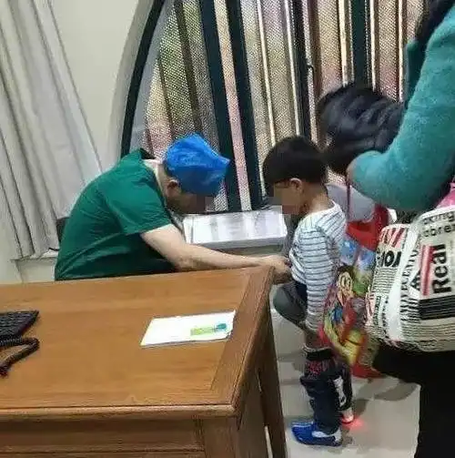 掩盖脸色痛哭的表情,感觉腰都要直不起来了,一到病院就挂了急诊泌尿科