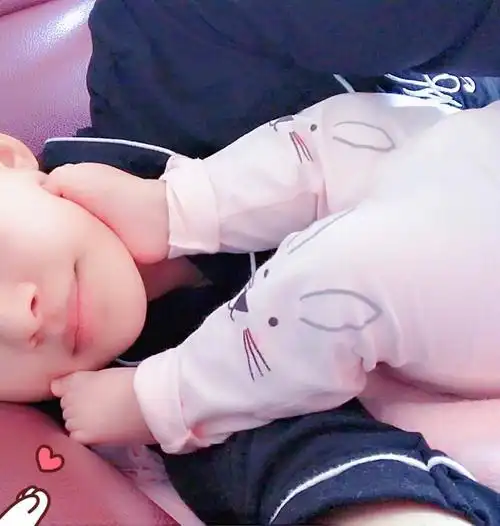 孙怡晒女儿董大福照片,小脚丫放在爸爸脸上超可爱!