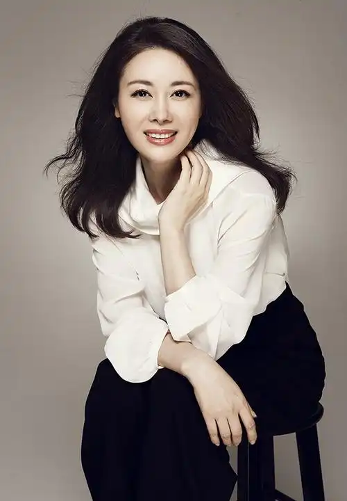 邓英写真端庄俏丽被赞红星照耀中国颜值担当