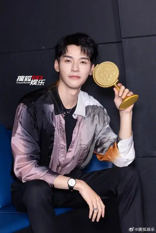 龚俊喊话笑料粉去看剧##龚俊大学晒肌肉照被同学叫大哥