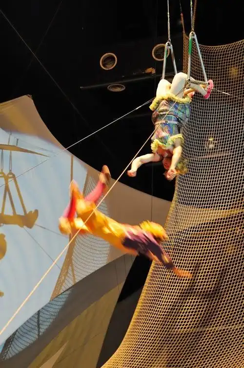 杂技团表演乱拍