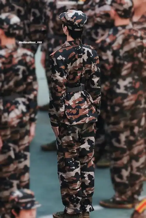 军姿站的好正,连背影都帅气十足@时代少年团-严浩翔#严浩翔军训生图