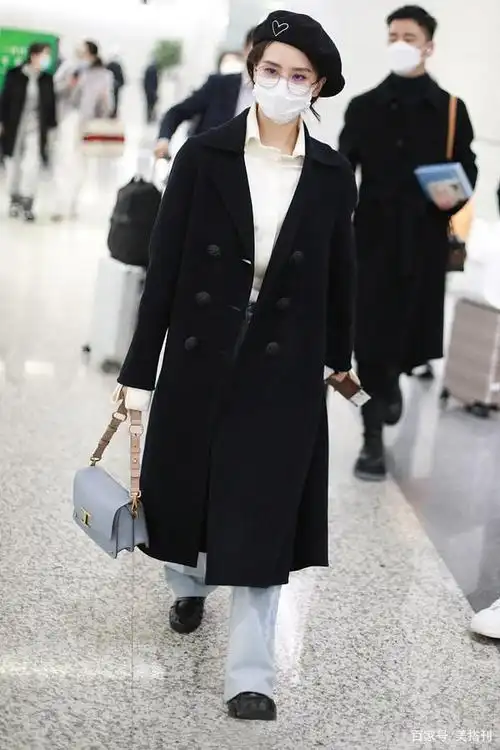 网友偶遇刘诗诗逛街,超短外套配牛仔裤马丁靴,摩登女郎风走对了