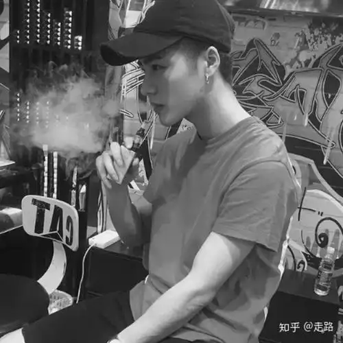 有没有抽烟黑白的男生头像?