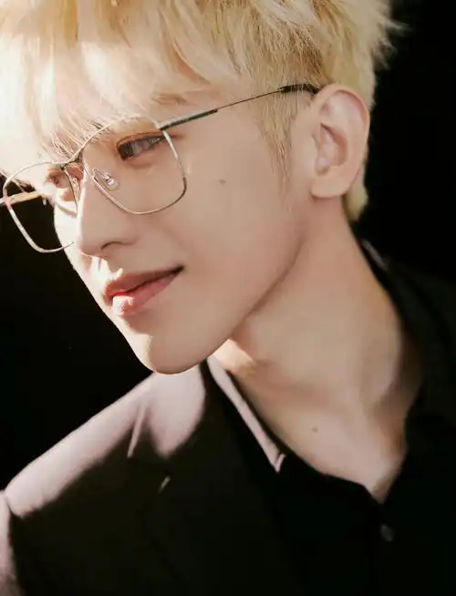 蔡徐坤最新活动造型图金发配黑色西装再戴一副金丝眼镜