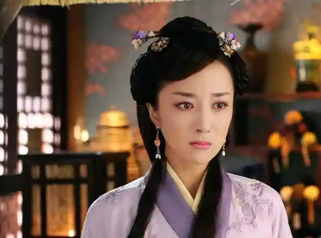 李依晓,原名李烁,1983年2月2日出生在辽宁省锦州市,毕业于中国戏曲