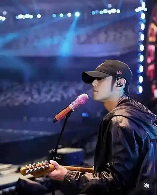 看到周杰伦如此帅气的侧脸大家是不是有点不敢相信,很多网友甚至怀疑