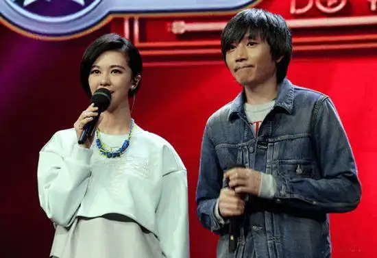 郁可唯和张亚东郁可唯,歌声纯净,气质非常清纯,扎实的唱功和清亮的