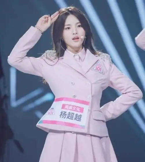 在比赛中,杨超越遭遇了实力强劲的对手,其他选手都表现出色,她在他们
