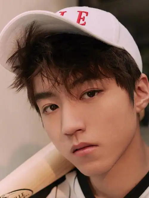 > 王俊凯阳光帅气时尚杂志封面大片(5/9)