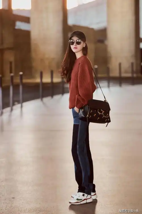 原创又被唐嫣惊艳了戴绣球花手套穿柠檬黄抹胸裙网友绝美