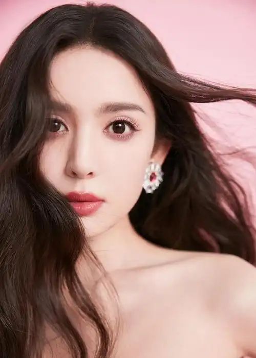 粉色时尚女王!古力娜扎香肩披露纱裙美照横扫时尚圈