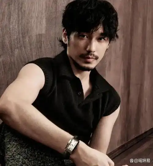 平时貌不惊人,留胡子后好有味道,建议这些男明星把胡子焊在嘴边