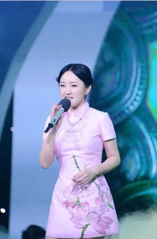 杨钰莹登两大卫视春晚 穿旗袍唱民歌